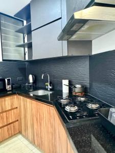 a kitchen with a stove with pots and pans on it at Departamento completo en zona Turística de Santa Cruz in Santa Cruz de la Sierra