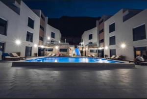 a swimming pool in the middle of a courtyard at night at Avis 2 in Igalo +6 photos