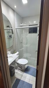 ein Badezimmer mit Dusche, Toilette und Waschbecken in der Unterkunft Flat gp moto in Goiânia