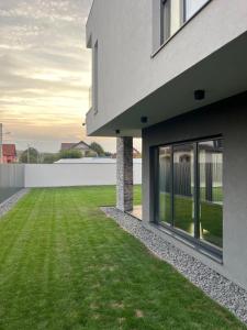 Blick auf einen Hof von der Seite eines Hauses in der Unterkunft ASPECT House in Caransebeş + 39 Fotos