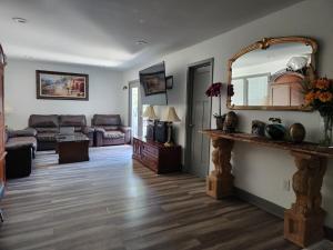 a living room with a mirror and a couch at Villa Nemesio & Linsday 2 in Atlanta