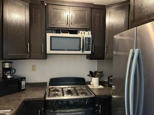 a kitchen with a stove and a microwave at Casa Antonio in Reynosa