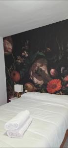 a bed with a floral mural on the wall at Apartamento Marandel in Ronda