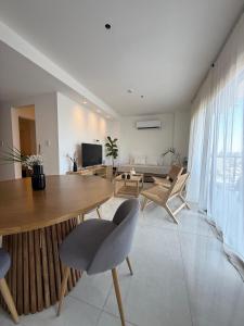 a living room with a table and chairs at Capibara 4 - Imponente vista al Río in Corrientes