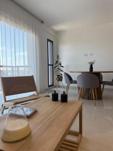 a living room with a wooden table and chairs at Capibara 4 - Imponente vista al Río in Corrientes