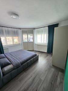 ein Schlafzimmer mit einem Bett und einigen Fenstern in der Unterkunft SMARAGD Damir Antunovic-sobodajalec in Kobarid