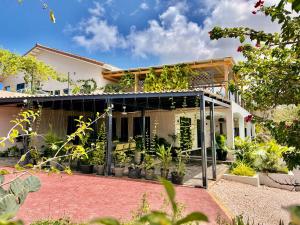 a house with plants on the side of it at Kahlúa Suites in Grote Berg