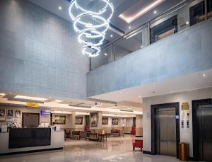 a lobby with a large chandelier in a hospital at دار ود للشقق المخدومة Dar Wed in Jeddah