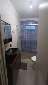 a bathroom with a black sink and a shower at Casa inteira, Nações in Patrocínio