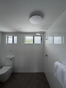 a bathroom with a tub and a sink and a toilet at QCWA K P Units in North Ward +35 photos