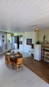 a kitchen and dining room with a table and chairs at Beira Rio Casa Canastra in Vargem Bonita +50 photos