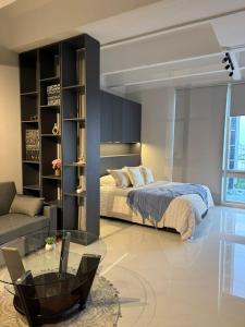a bedroom with a bed and a glass table at Luxury loft for 2 to 4 people in Monterrey +14 photos