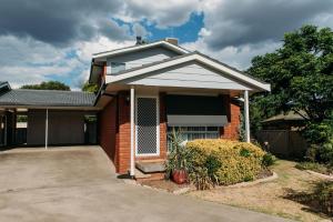 a red brick house with a gambrel roof at The Retreat on Piper in Tamworth