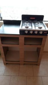 a stove top oven sitting on top of a counter at LA HUERTA Cabaña y Hospedaje in Huasca de Ocampo