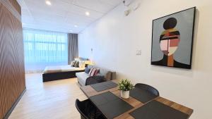 salon ze stołem i kanapą w obiekcie St Jo'Studio w mieście Quebec City