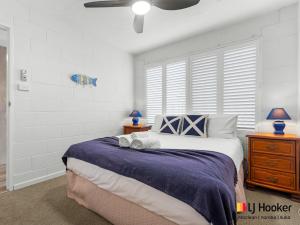 a bedroom with a large bed and a window at Iluka Villa 2 in Iluka +19 photos