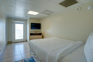 a bedroom with a bed and a flat screen tv at Paradise Plaza Inn in Ocean City