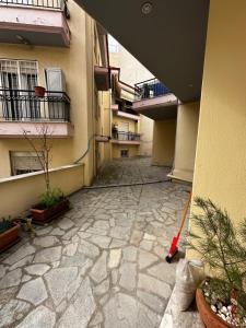 an empty courtyard of a building with a vacuum at Studio Kastra in Thessaloniki