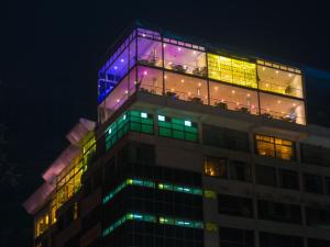 um edifício com luzes coloridas à noite em Cloud Hotel & Suites em Nairobi