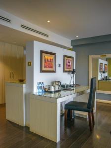 - une cuisine avec un comptoir et une chaise dans une pièce dans l'établissement Cloud Hotel & Suites, à Nairobi