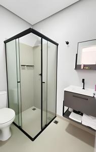 a bathroom with a glass shower and a toilet at Studio III - Centro Jundiaí - Ar Condicionado in Jundiaí +6 photos