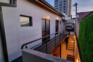 a balcony with a view of a white building at Studio III - Centro Jundiaí - Ar Condicionado in Jundiaí