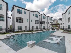 a swimming pool in front of a building at 5 mins to NRG and The Medical Center The Houston Reston in Houston