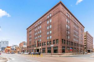 a brick building on the corner of a street at 2KBD2BA Steps from Target Center+GYM+KTCHN+LNDRY in Minneapolis