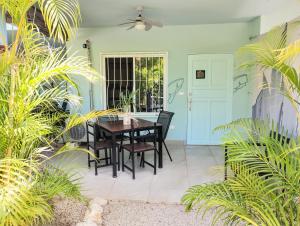 a dining room with a table and chairs at Casa Ceiba Samara in Sámara