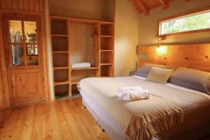a bedroom with a bed with two towels on it at Piedra Nevada in Malalcahuello