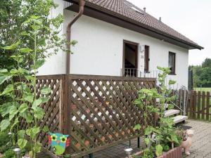 uma cerca de madeira em frente a uma casa em Cosy Apartment in Werda with Garden em Werda