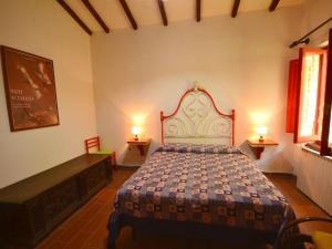 サン・マルチェッロ・ピストイエーゼにあるBelvilla by OYO Cinque Tettiのベッドルーム1室(ベッド1台、ランプ2つ、テーブル2台付)