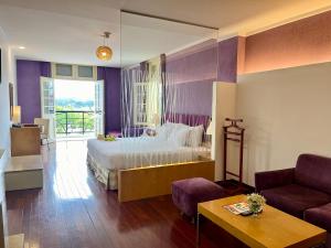ein Hotelzimmer mit Bett und Wohnzimmer in der Unterkunft TTC Hotel - Ngoc Lan in Da Lat + 80 Fotos