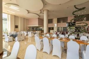 ein Festsaal mit weißen Stühlen und einem langen Tisch in der Unterkunft TTC Hotel - Ngoc Lan in Da Lat