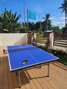 eine Tischtennisplatte mit einem Tischtennisball darauf in der Unterkunft Makadal'Eau Boutique Resort in Siquijor