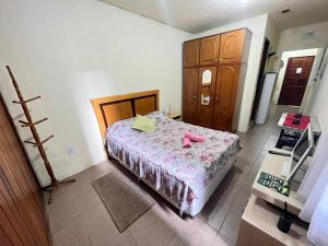 a bedroom with a bed with pink shoes on it at Loft para casal em prédio familiar 3,5km do centro histórico in Petrópolis