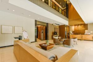 eine Lobby mit Sofa, Stühlen und einem Tisch in der Unterkunft The Tribute Hotel in Manila