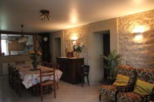 - une salle à manger avec une table et des chaises dans l'établissement Le Moulin, à Sauzet