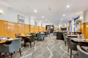 a restaurant with tables and chairs in a room at CH Boutique Hotel, an Ascend Collection Hotel in Tamworth