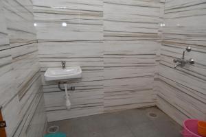 a bathroom with a sink on the wall at Sarvjanik Hindu Dharamshala in Nīmri