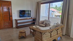 a living room with a chair and a window at yamba pacifico in San Isidro