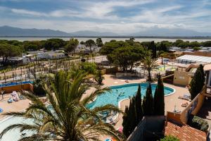 an aerial view of a resort with a swimming pool at Eden 1708 in Canet-en-Roussillon