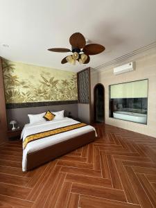 a bedroom with a bed and a ceiling fan at Nhất Thống Hotel in Cao Lãnh
