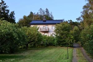 a house with a solar roof on top of a yard at Workers Stay - Staff Apartment - Säve - Göteborg - Sverige in Säve