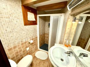 a bathroom with a sink and a toilet at Rapia. Casa Beig 4 in Los Granadicos