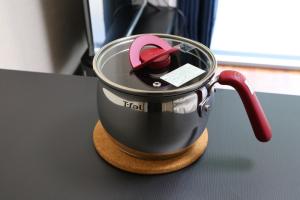 a pot with a red handle on a table at Tsurumai Nagoya Stay in Nagoya