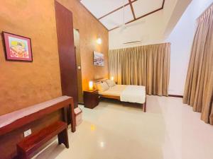 a hotel room with a bed and a room with at Barnes Loft Mount in Mount Lavinia