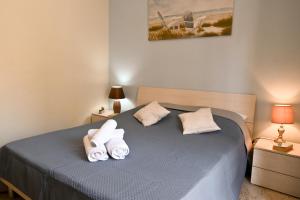 a bedroom with a bed with towels on it at Sharon Court Guesthouse in St. Paul's Bay
