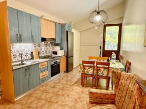 a kitchen with blue cabinets and a table and chairs at RAPIA Casa Beig 5 in Moratalla