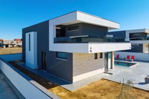 ein modernes Haus mit schwarz-weißer Fassade in der Unterkunft Astur in Zadar